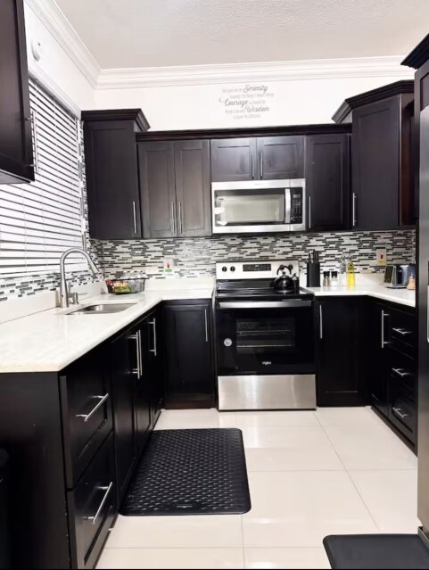 Luxury 2 Bedrooms with Patio & Pool in Kingston