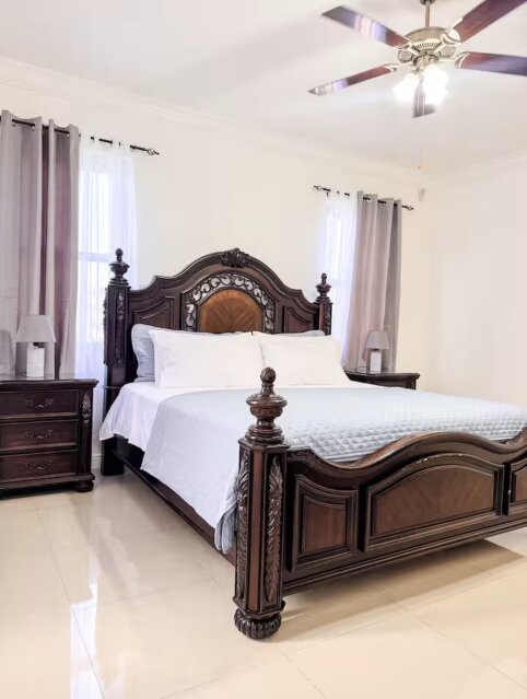 Luxury 2 Bedrooms with Patio & Pool in Kingston