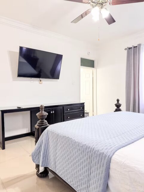 Luxury 2 Bedrooms with Patio & Pool in Kingston