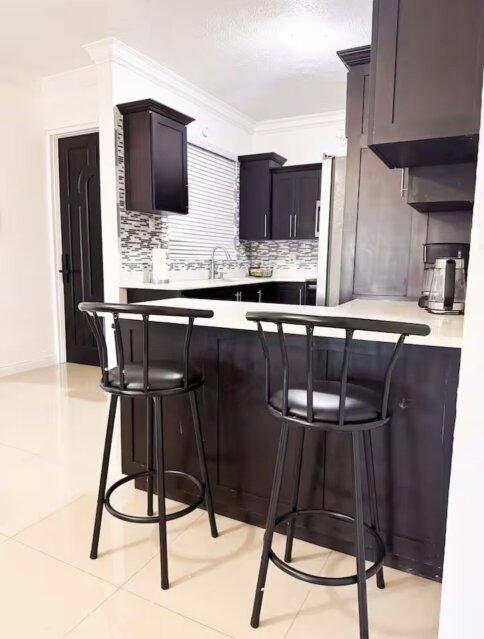 Luxury 2 Bedrooms with Patio & Pool in Kingston