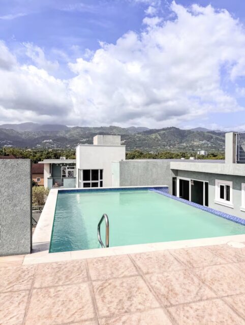 Luxury 2 Bedrooms with Patio & Pool in Kingston
