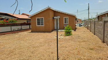 2 Bedroom 1 Bathroom _ Fully AC  Houses Old Harbour