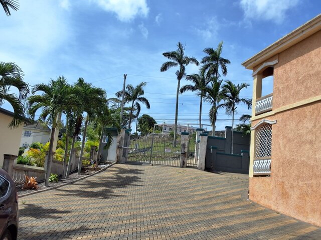 Modern 3 Bedrooms Apartment In Mandeville