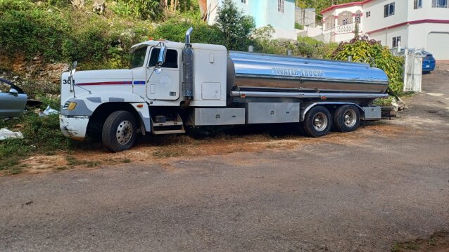 2000 Freightliner FLD120 Water Truck – J$5,000,000