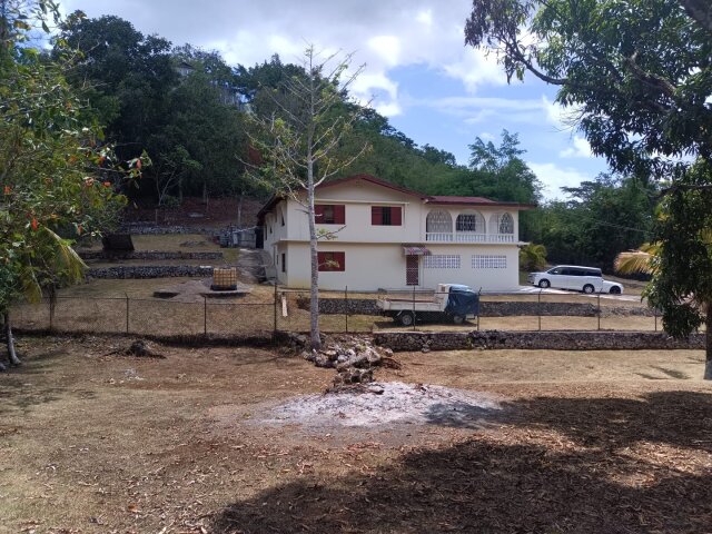 5 B/rs 3 Bthrooms House Houses Moneague