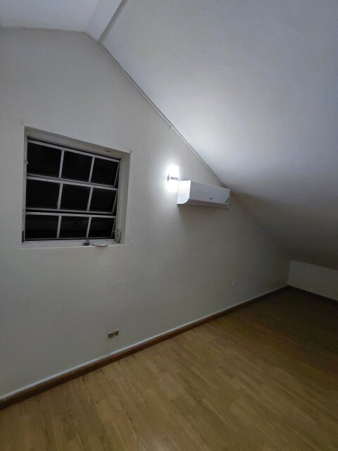 Renovated 3 Bedroom Apartment In Mona With Balcony