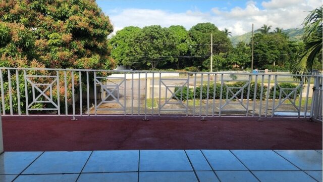 Renovated 3 Bedroom Apartment In Mona With Balcony