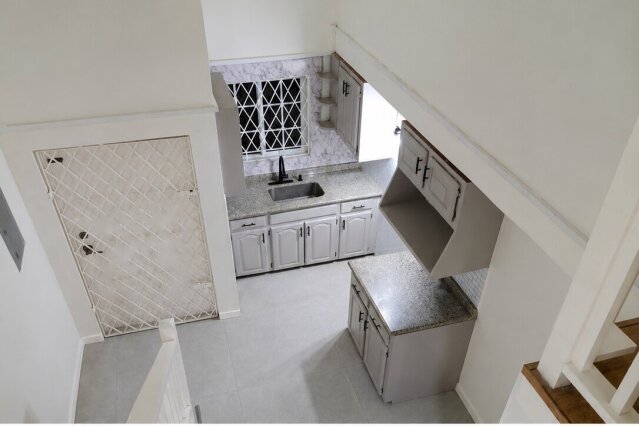 Renovated 3 Bedroom Apartment In Mona With Balcony