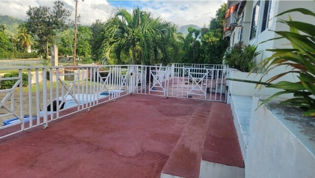 Renovated 3 Bedroom Apartment In Mona With Balcony