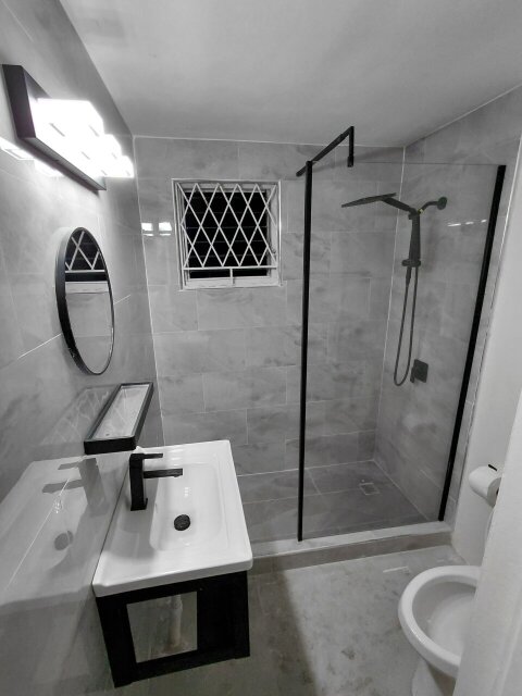 Renovated 3 Bedroom Apartment In Mona With Balcony