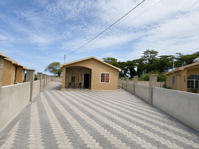 Beautifully Furnished 2 Bedrooms in Portmore Houses Portmore