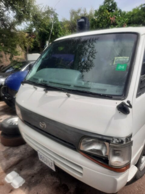 2001 White Hiace