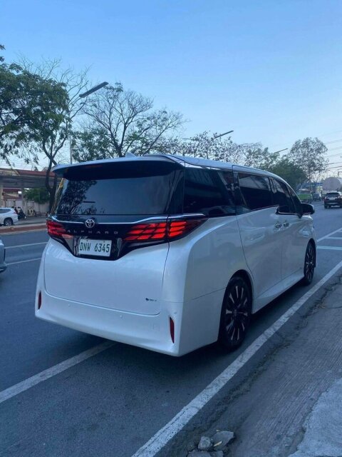 Toyota Alphard HEV Auto