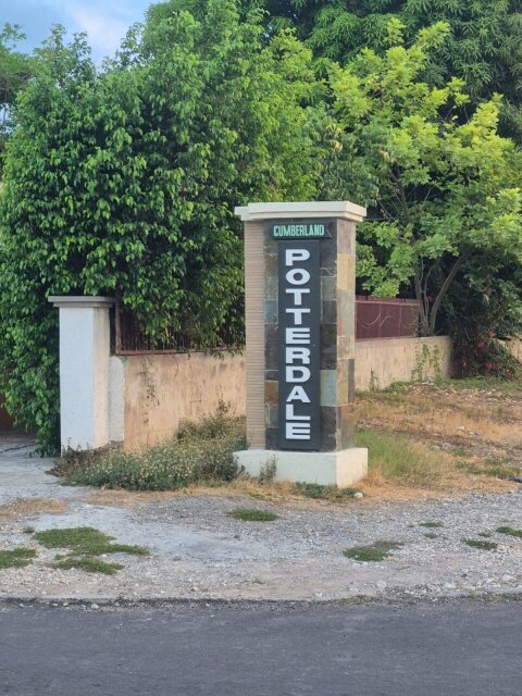 2 Bedrooms 1 Bath Apartment With A/C In Potterdale