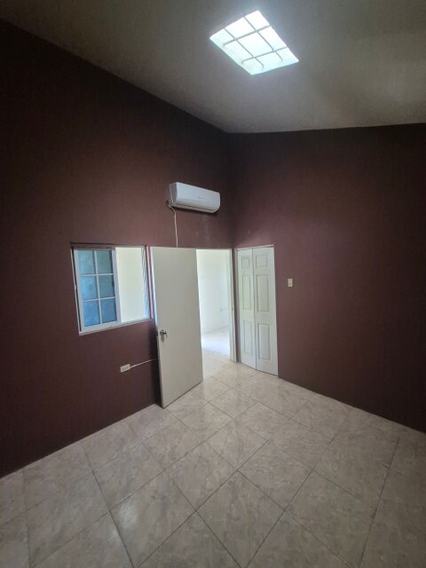 2 Bedrooms 1 Bath Apartment With A/C In Potterdale