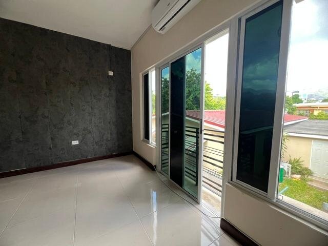 Modern 2 Bedrooms Apartment in Kingston