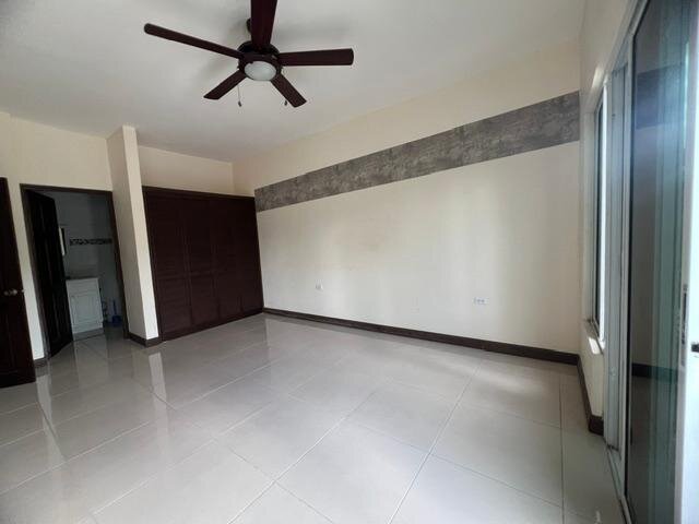 Modern 2 Bedrooms Apartment in Kingston