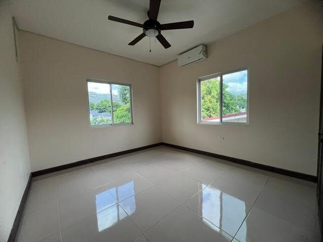 Modern 2 Bedrooms Apartment in Kingston
