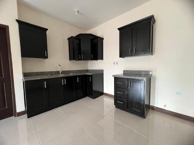 Modern 2 Bedrooms Apartment in Kingston