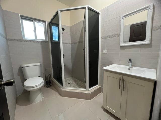 Modern 2 Bedrooms Apartment in Kingston