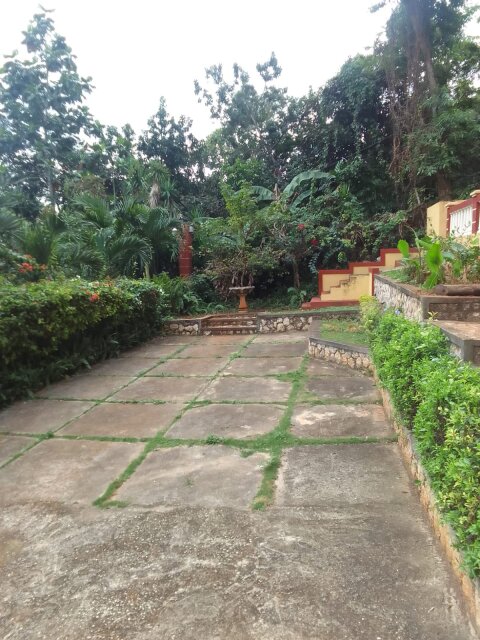 Charming 2 Bedrooms Hillside Oasis