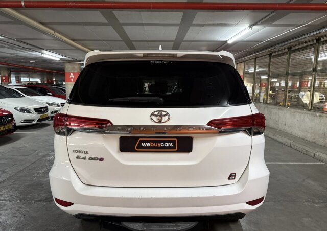 Toyota Fortuner 2.4gd-6 R/B