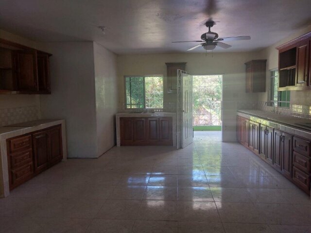 4 Bedrooms In Porto Bello, Farm Heights Entrance