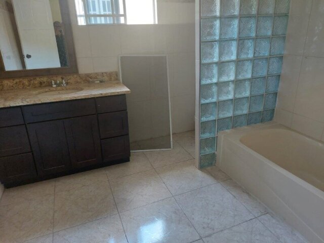 4 Bedrooms In Porto Bello, Farm Heights Entrance