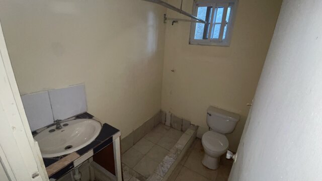 Cozy 1 Bedroom with Kitchen and Bath Houses Off Deanry Road