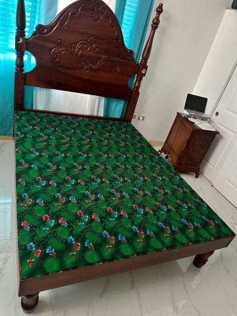 Queen Size Mattres With Base And Free Side Table