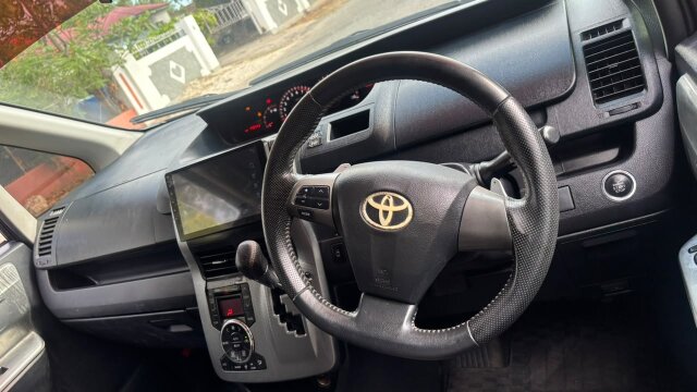 2013 Toyota Voxy