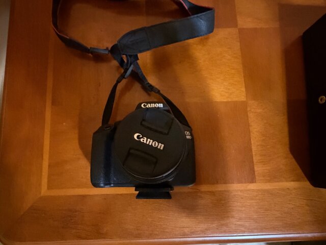 Canon E0S 2000D