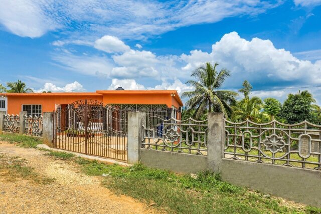 WEST PROSPECT ROAD, BOG WALK - 4 Bed, 3-Bath House
