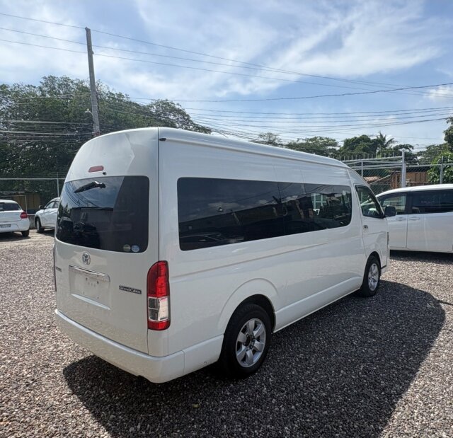2016 Toyota Hiace Commuter