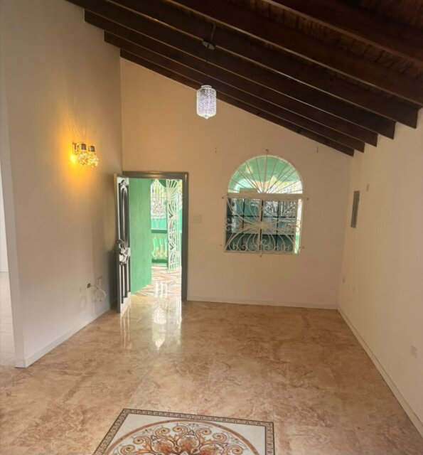 Charming 2 Bedrooms Home in Rhyne Park Village