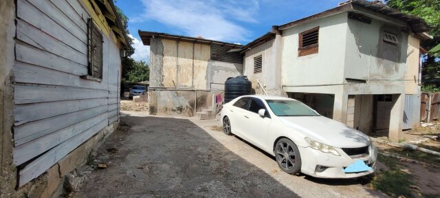 5 Bedrm House On Half Acre Lot