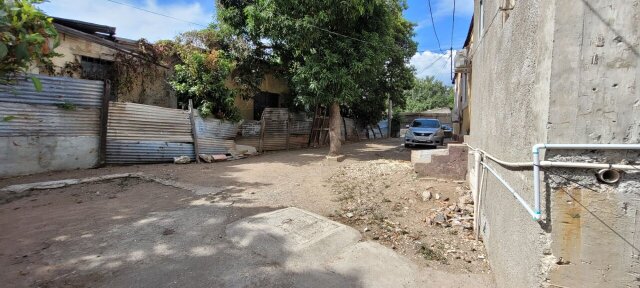 5 Bedrm House On Half Acre Lot