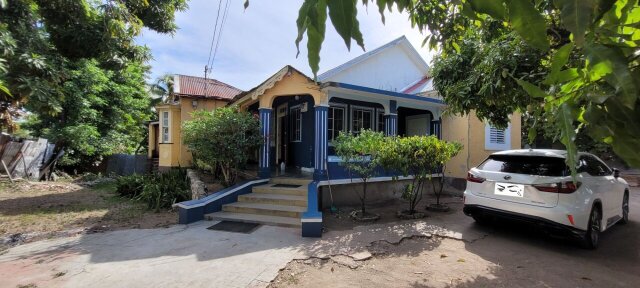 5 Bedrm House On Half Acre Lot Houses Lincoln Rd, Kingston 5