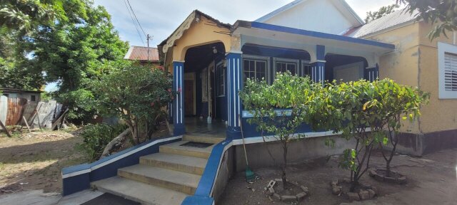5 Bedrm House On Half Acre Lot