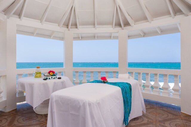 Edgewater Beach Villa - Oceanfront Property