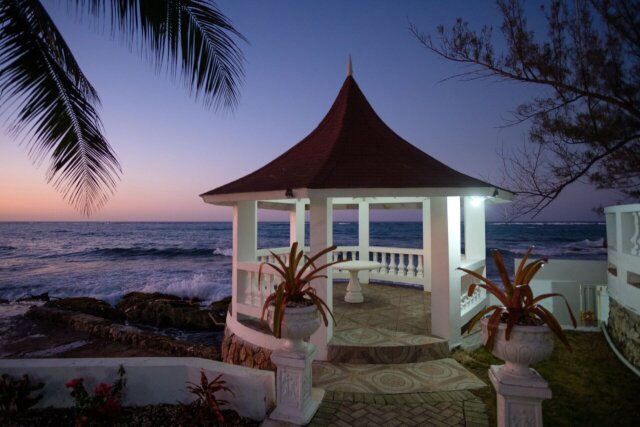 Edgewater Beach Villa - Oceanfront Property
