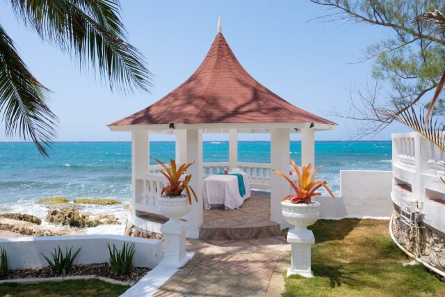 Edgewater Beach Villa - Oceanfront Property