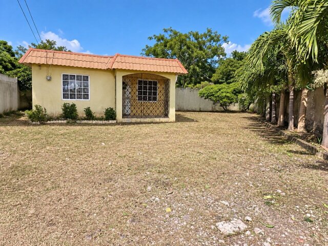 2 Bedroom 1 Bath House For Sale - HUGE LAND SPACE