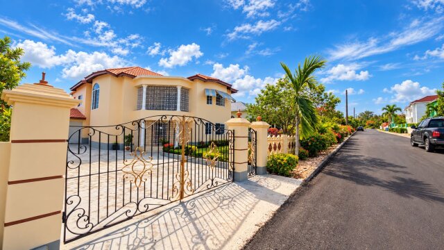 Spacious 5 Bedroom, 3 Bathroom House