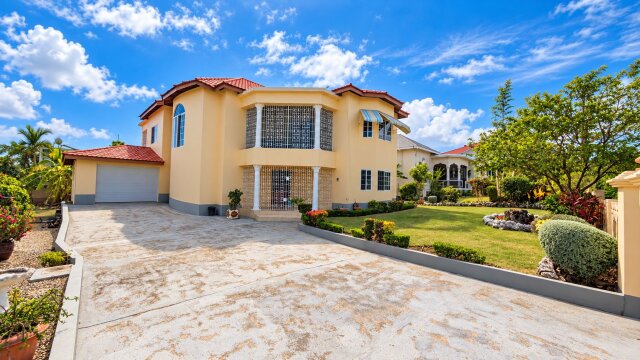 Spacious 5 Bedroom, 3 Bathroom House Houses Discovery Bay