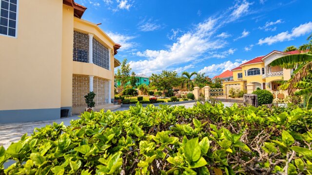 Spacious 5 Bedroom, 3 Bathroom House