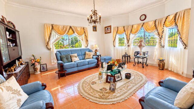Spacious 5 Bedroom, 3 Bathroom House