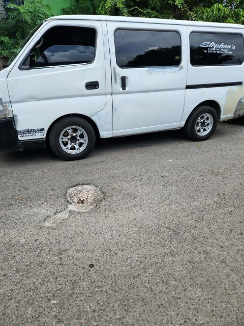 2004 Nissan Carvan Bus