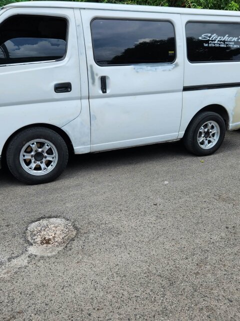 2004 Nissan Carvan Bus