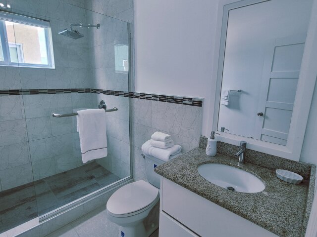 Stylish 2 Bedrooms Penthouse Suite with Balcony